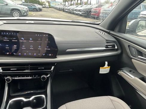 New 2025 Chevrolet Traverse LT w/ Driver Confidence Package AWD/4WD image 17