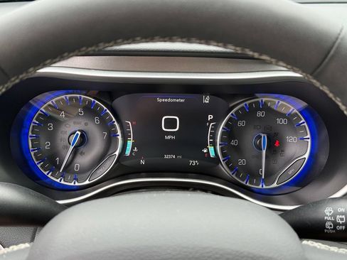Used 2024 Chrysler Pacifica Touring-L FWD image 32