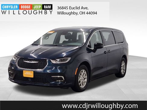 Used 2025 Chrysler Pacifica Select image 1