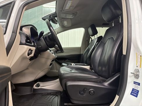 Used 2020 Chrysler Pacifica Touring-L image 13