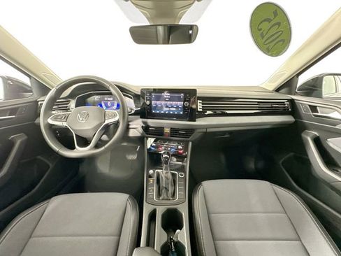 Used 2025 Volkswagen Jetta SE w/ Black Wheel Package image 4