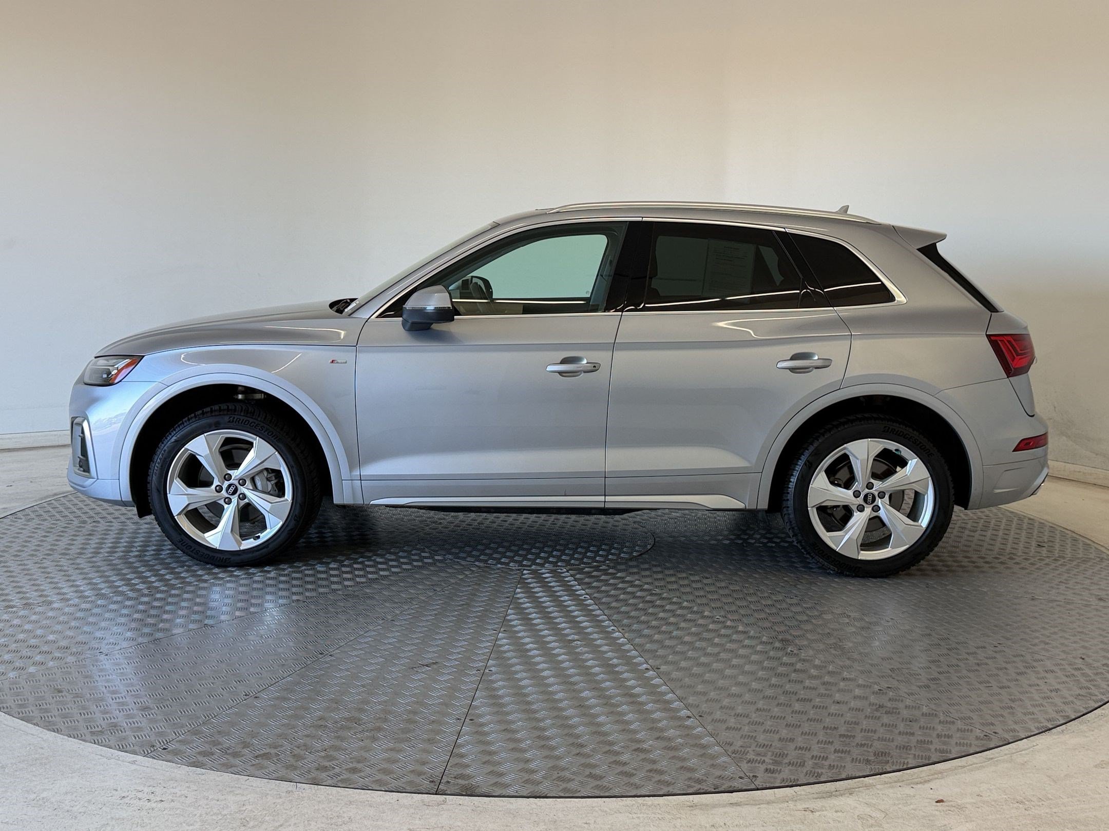 Used 2023 Audi Q5 2.0T Premium Plus w/ Premium Plus Package AWD/4WD image 2