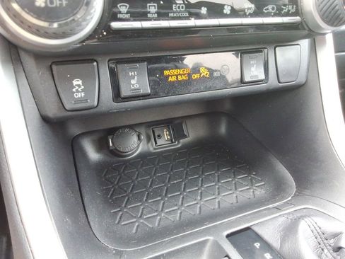 Used 2019 Toyota RAV4 XLE w/ Convenience Package FWD image 34