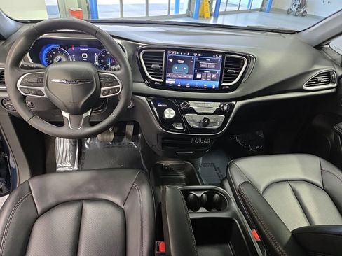 Used 2025 Chrysler Pacifica Select FWD image 11