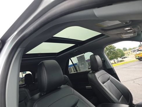 Used 2021 Ford Explorer Limited w/ Equipment Group 301A AWD/4WD image 40