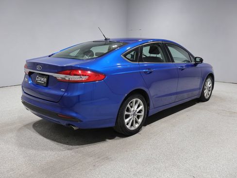 Used 2017 Ford Fusion SE FWD image 2