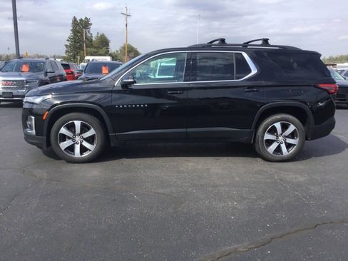 Used 2022 Chevrolet Traverse LT w/ LT Premium Package image 2