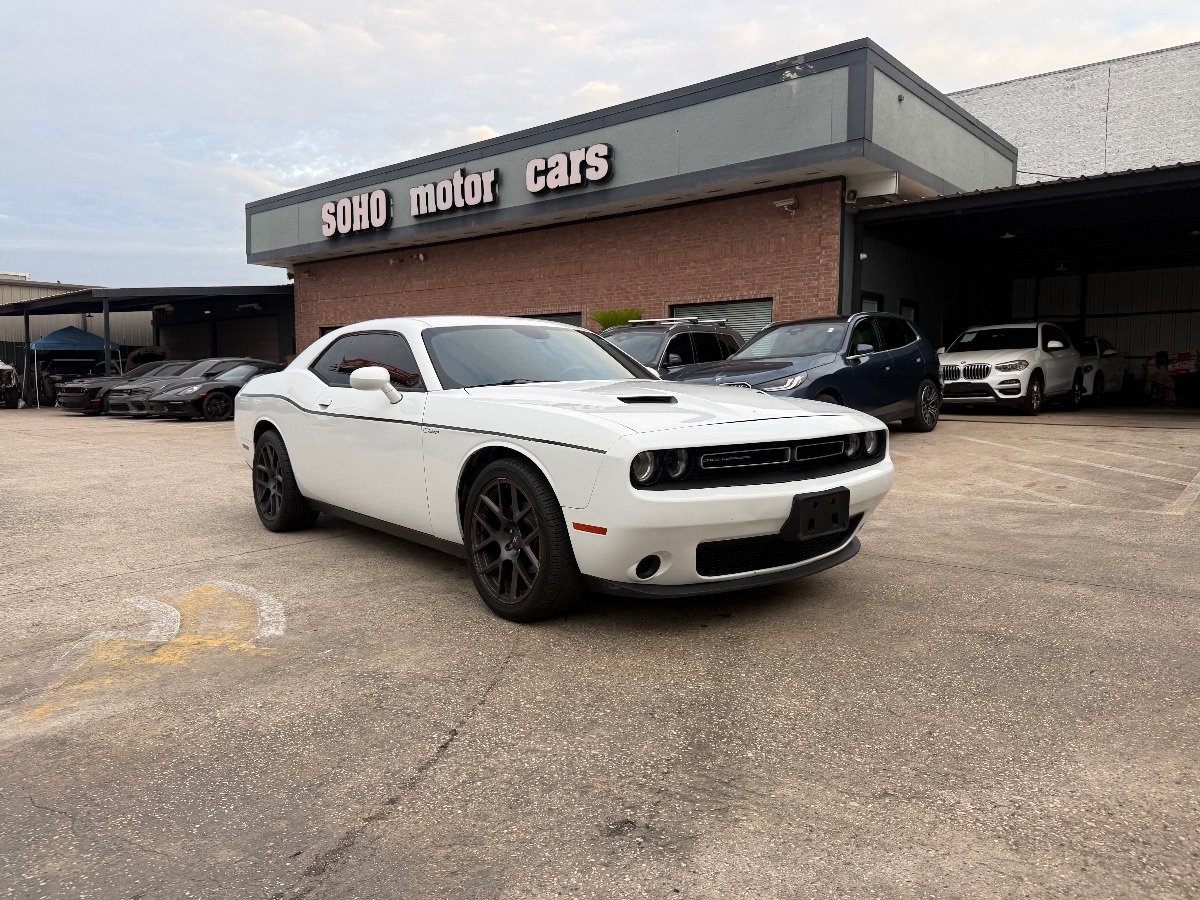 Used 2015 Dodge Challenger SXT w/ Driver Convenience Group RWD image 3