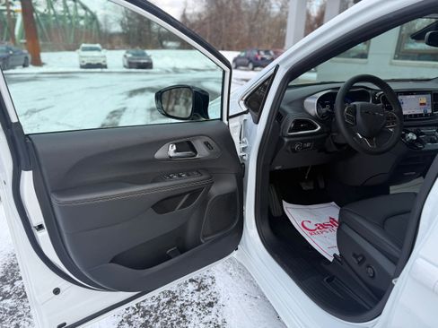 New 2026 Chrysler Pacifica Select image 15
