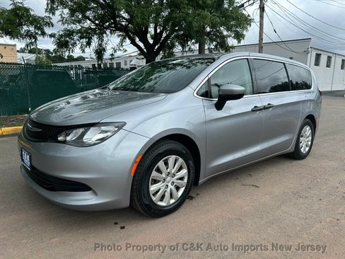 Used 2020 Chrysler Voyager L FWD image 17