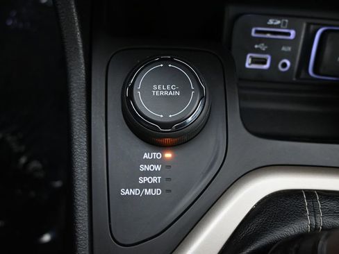 Used 2017 Jeep Cherokee Limited w/ Luxury Group AWD/4WD image 29