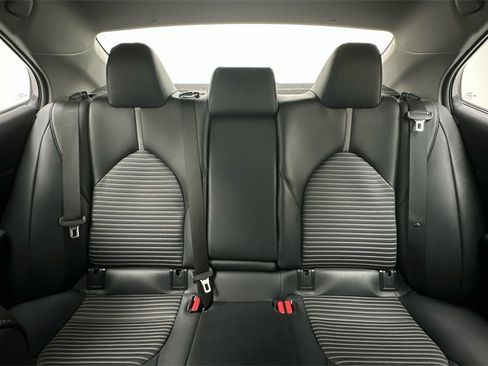 Used 2022 Toyota Camry SE image 9