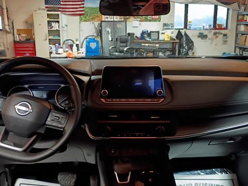 Used 2025 Nissan Rogue SV image 13