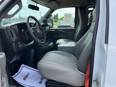 Used 2017 Chevrolet Express 2500 RWD image 10