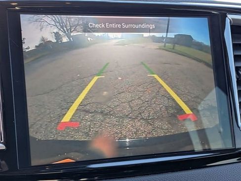 Used 2024 Chrysler Pacifica Touring-L image 22