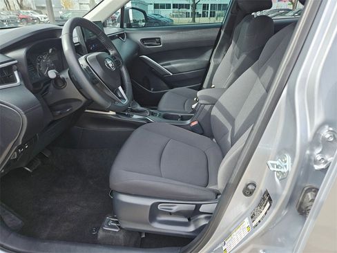 Used 2025 Toyota Corolla Cross LE image 11