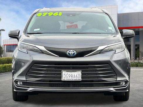 Used 2025 Toyota Sienna XLE image 11