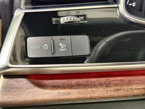 Used 2025 Audi Q8 Premium Plus image 39