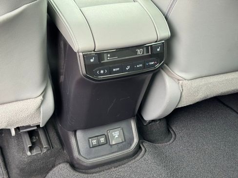 Used 2021 Toyota Highlander Platinum image 17