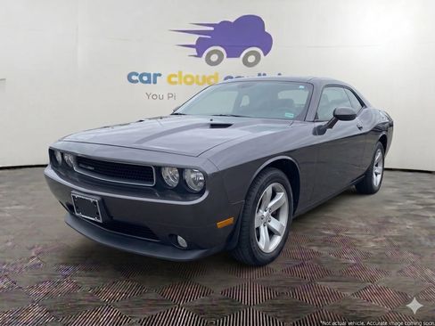Used 2014 Dodge Challenger SXT RWD image 1