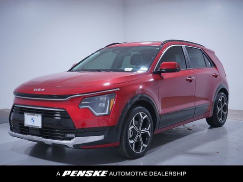 Used 2025 Kia Niro SX Touring image 1