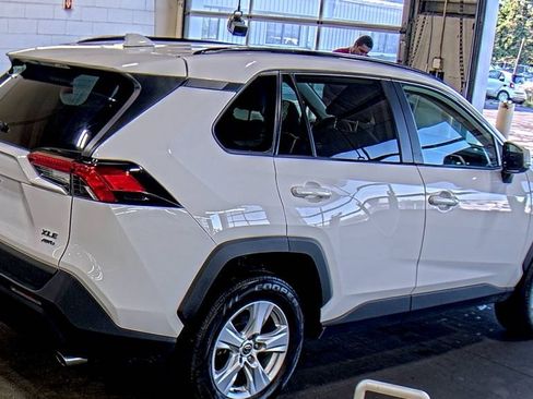 Used 2021 Toyota RAV4 XLE AWD/4WD image 4