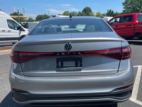 Used 2025 Volkswagen Jetta SE FWD image 5
