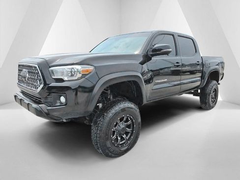 Used 2018 Toyota Tacoma TRD Off-Road AWD/4WD image 3