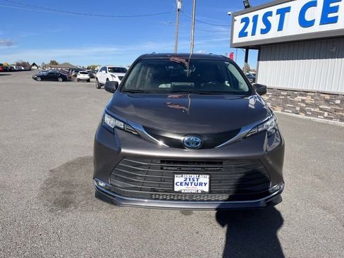 Used 2022 Toyota Sienna XLE image 2