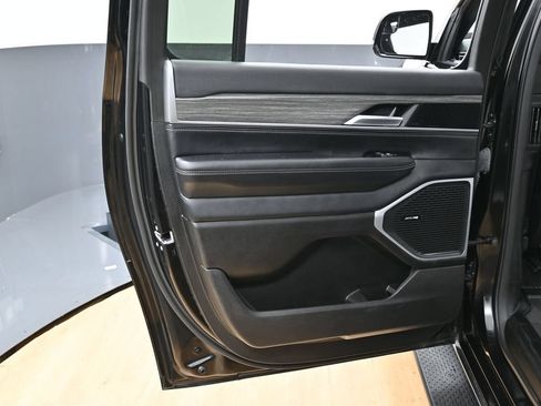 Used 2024 Jeep Wagoneer L Series II w/ Flexible Seating Group AWD/4WD image 41