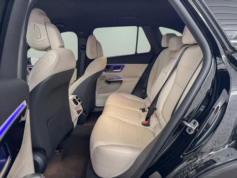 Used 2025 Mercedes-Benz GLC 300 image 3