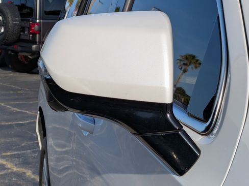 Used 2021 Cadillac Escalade Premium Luxury RWD image 11