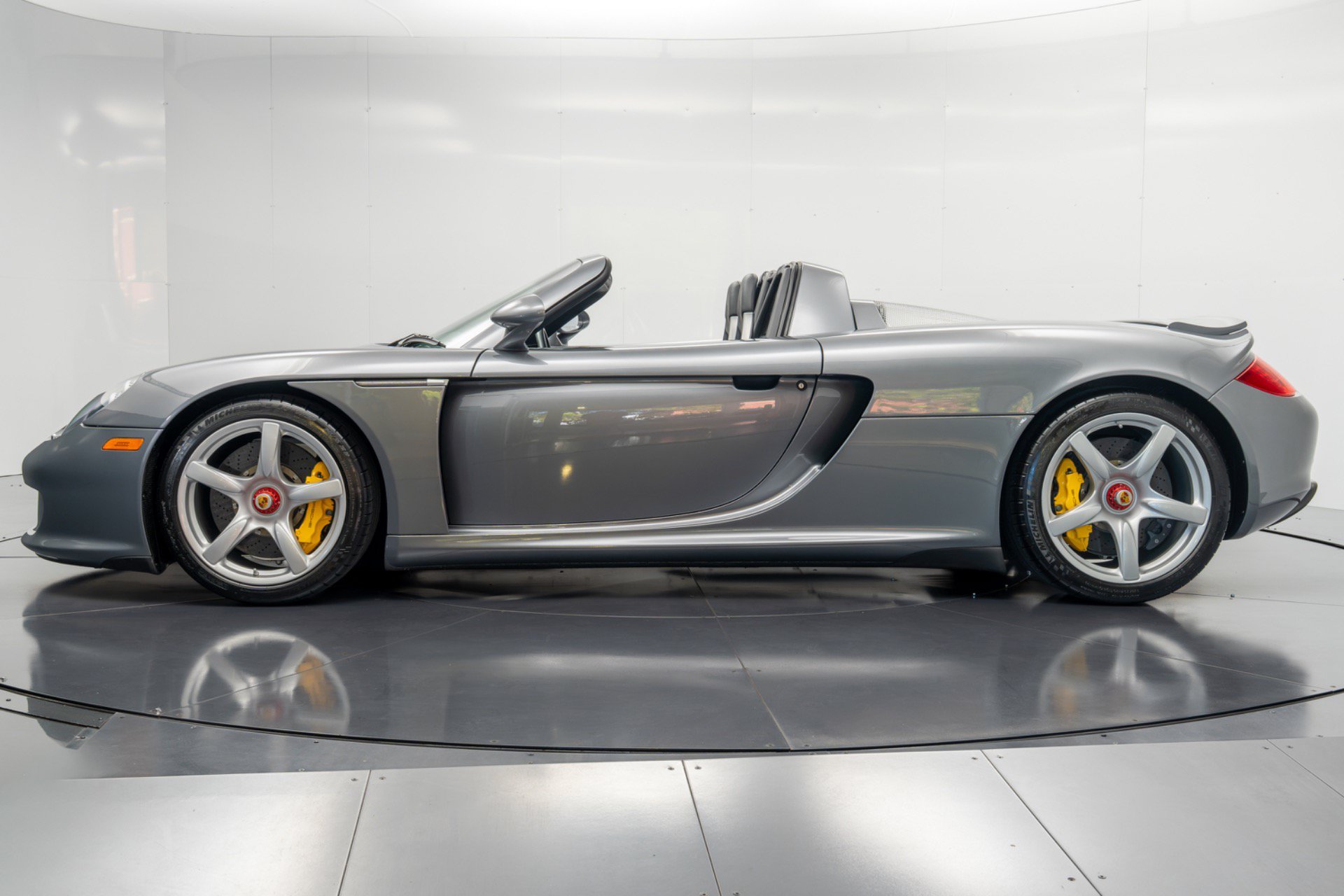 Used 2004 Porsche Carrera GT RWD image 8