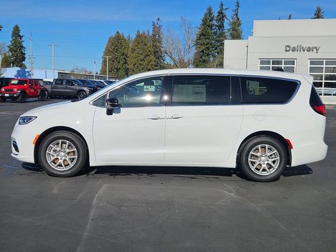 New 2026 Chrysler Pacifica Select image 3