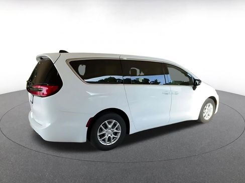 Used 2025 Chrysler Pacifica Select image 15