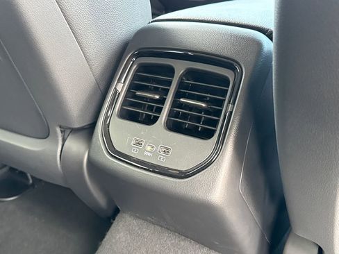 New 2025 VinFast VF 8 Eco AWD/4WD image 17