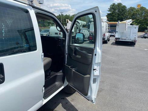 Used 2011 Chevrolet Express 2500 RWD image 15