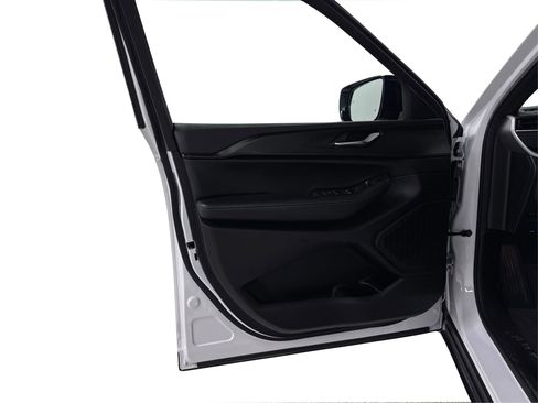 Used 2024 Jeep Grand Cherokee L Altitude image 21