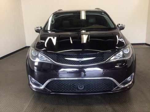 Used 2018 Chrysler Pacifica Limited w/ Tire & Wheel Group FWD image 2