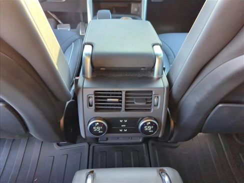 Used 2024 Land Rover Discovery Dynamic SE image 23