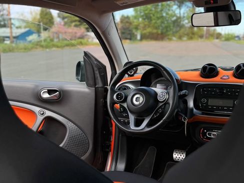 Used 2016 smart fortwo passion RWD image 29