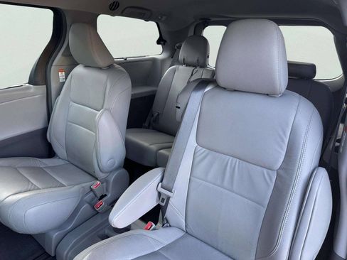 Used 2015 Toyota Sienna XLE FWD image 13