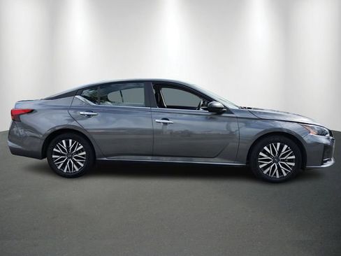 Used 2025 Nissan Altima 2.5 SV FWD image 6