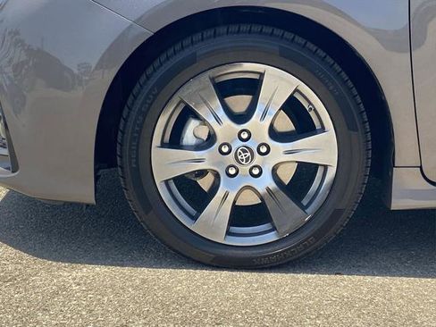 Certified 2019 Toyota Sienna SE FWD image 10