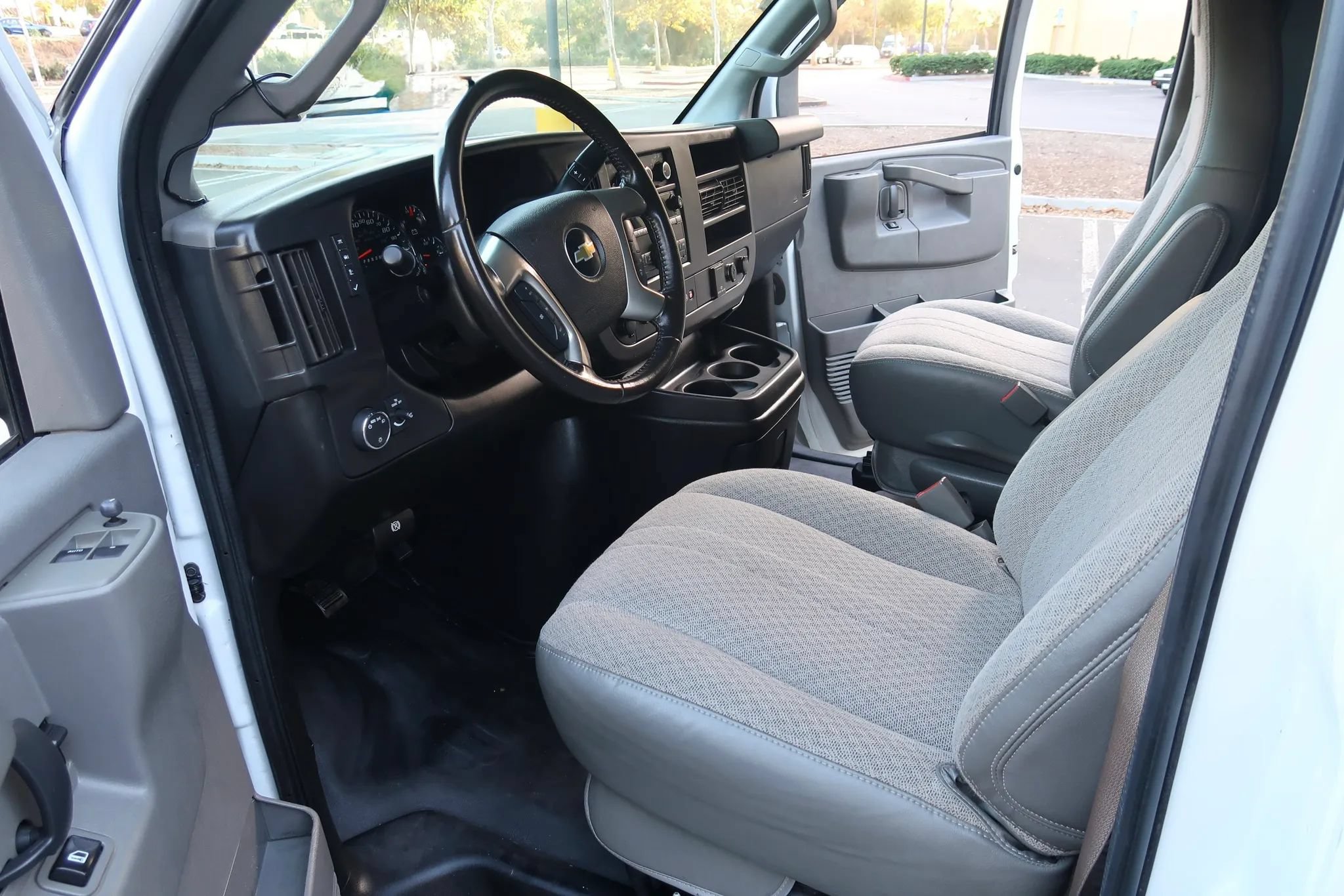 Used 2017 Chevrolet Express 2500 Extended RWD image 16