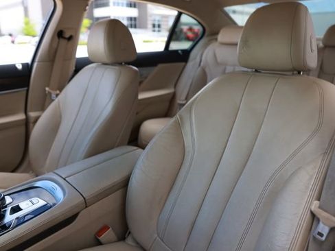Used 2018 BMW 740i image 9