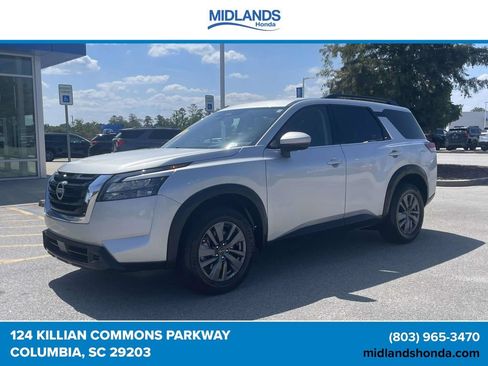 Used 2024 Nissan Pathfinder SV AWD/4WD image 3