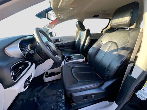 Used 2024 Chrysler Pacifica Touring-L FWD image 19