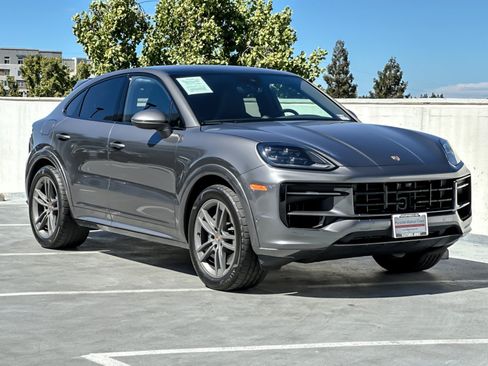 Certified 2025 Porsche Cayenne Coupe AWD/4WD image 10