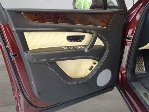 Used 2017 Bentley Bentayga image 19